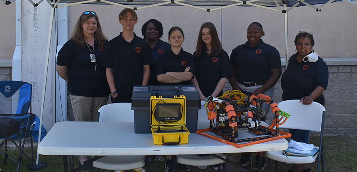 Group picture of the robotics team on the day of their competition in 2021.